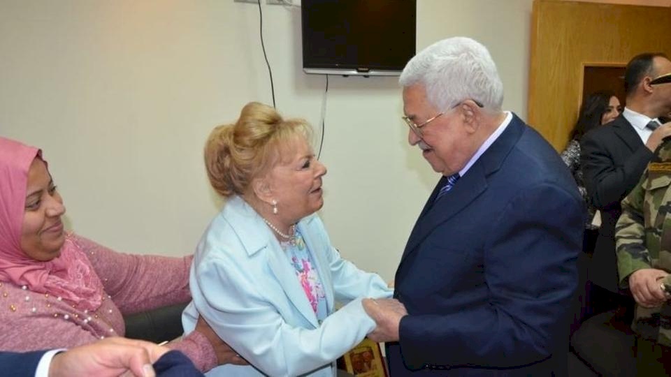 الرئيس يمنح نادية لطفي في المستشفى وسام القدس