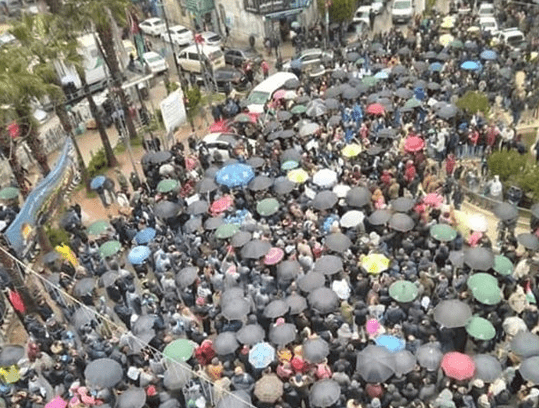 رغم الامطار والبرد الشديد..الآلاف يعتصمون وسط رام الله رفضا "للضمان"