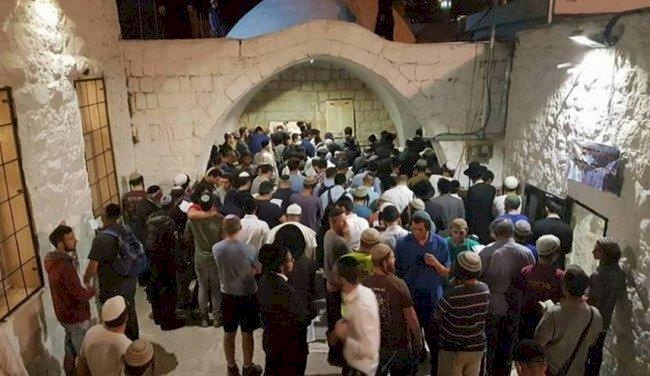 بحماية جيش الاحتلال...مئات المستوطنين يقتحمون مقامات عورتا