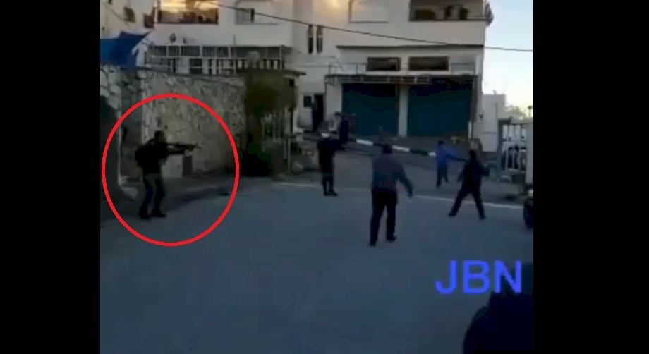 فيديو.. لحظة اطلاق الاحتلال النار على شاب بالخليل 