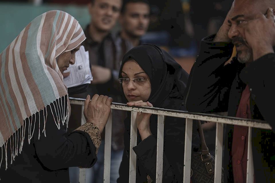 يديعوت: استمرار فتح معبر رفح مقابل ضبط حركة حماس للتظاهرات