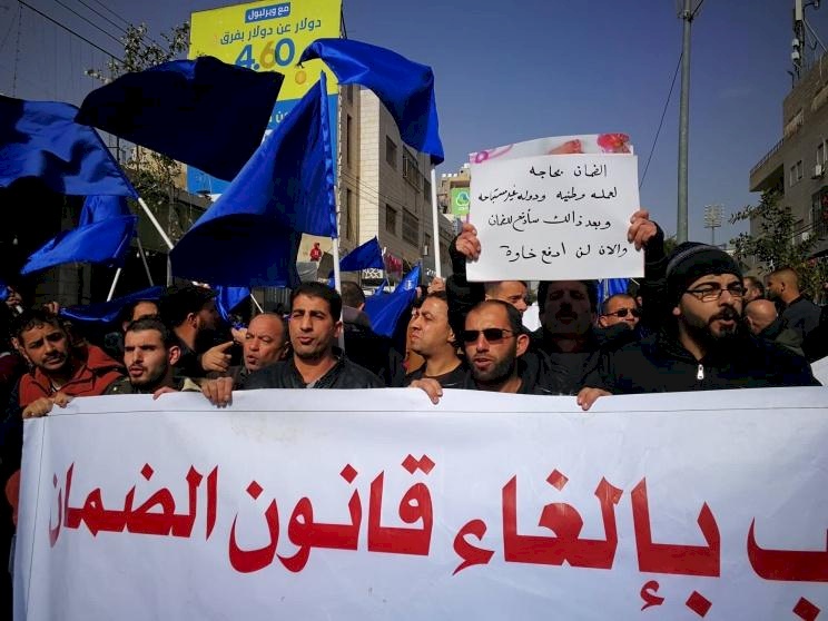 صور: الآلاف يخرجون في الخليل لاسقاط قانون الضمان