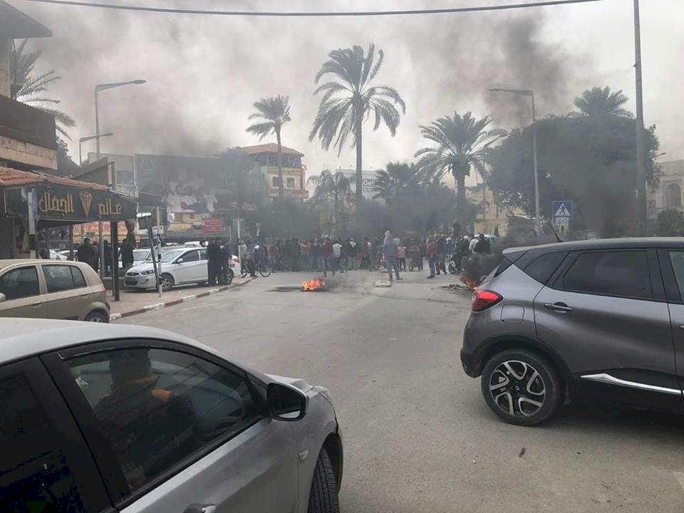 صور/ احتجاجات في اريحا على تسليم متهم بالقتل لإسرائيل