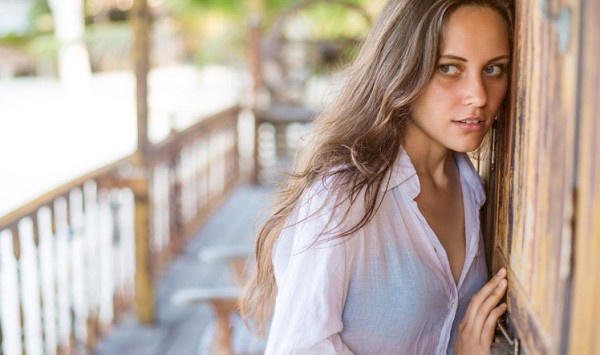 امرأة لا يمكنها سماع صوت الرجال