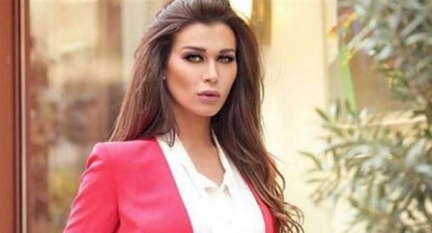 نادين الراسي تثير الجدل بهذا التصريح عن ديانتها