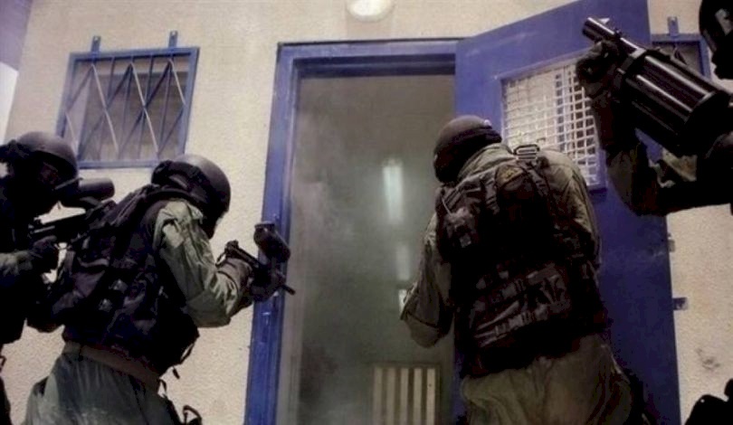 قوات القمع تقتحم قسم "17" في (عوفر) وحالة من التوتر تسود السجن
