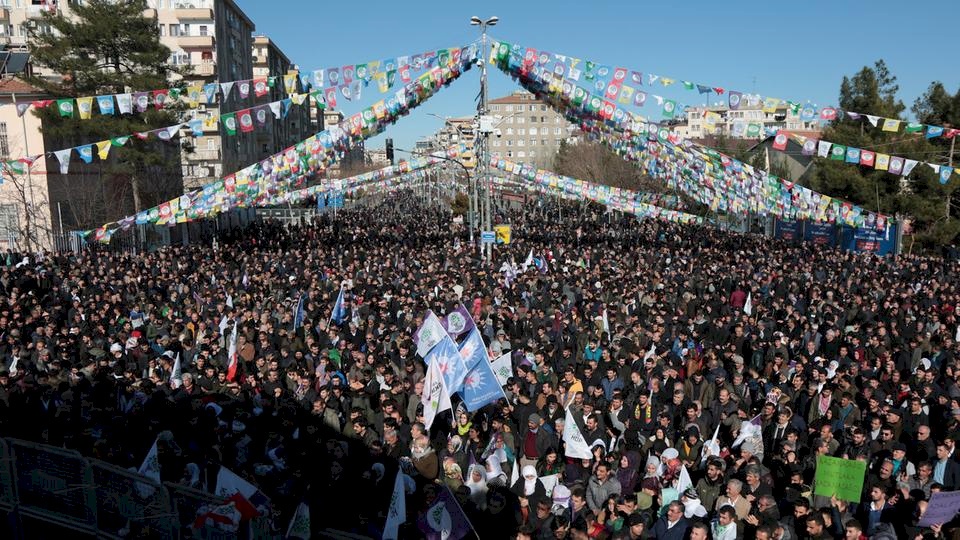 آلاف الأكراد يتظاهرون في تركيا دعماً لنائبة مسجونة