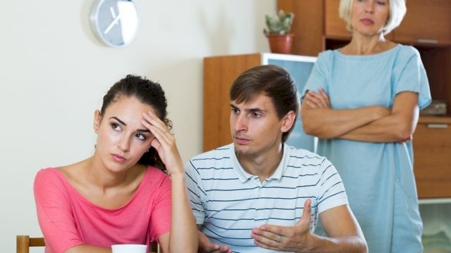 إذا أردت كسب ود حماتك.. فعليك بتلك النصائح