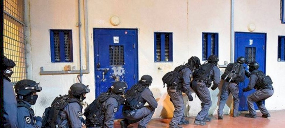 إحتجاجًا على الاعتداء عليهم...أسرى "عوفر" يبدأون إضرابًا عن الطعام 