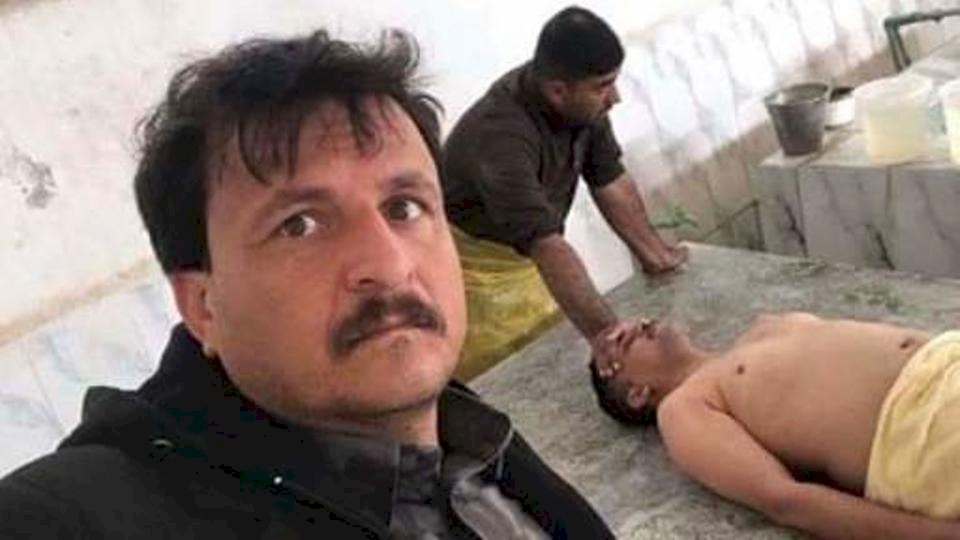 حفار قبور عراقي يلتقط سيلفي مع "ميت"