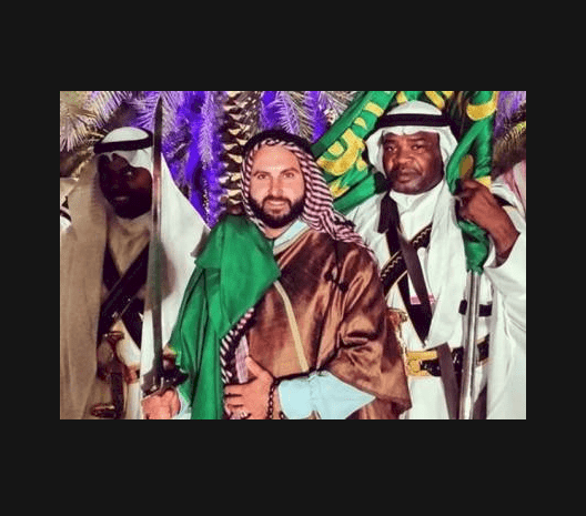 مدون اسرائيلي مثير للجدل يزور قطر.. وغضب واسع