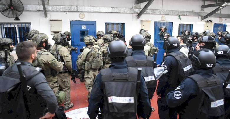 سجن عوفر ... لقاء هام  مع إدارة السجون واحتمالية  الشروع بالاضراب