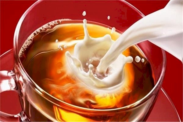 احذر من تناول الشاي بالحليب!