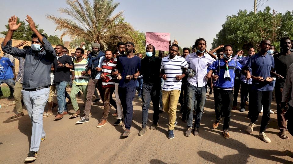 السودان.. دعوات لمظاهرات عامة والصلاة في الساحات