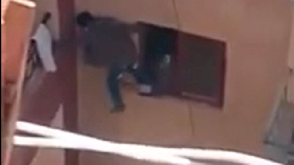 مصر..القبض على الأم التي خاطرت بحياة ابنها من أجل مفتاح