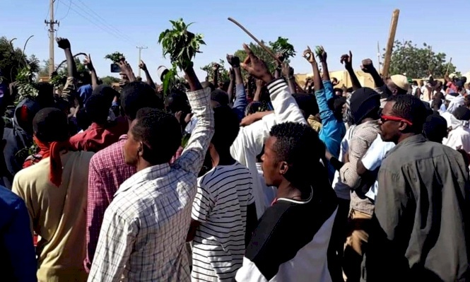 تواصل الاحتجاجات بالسودان والمعارضة تشكك بقرارات الحكومة