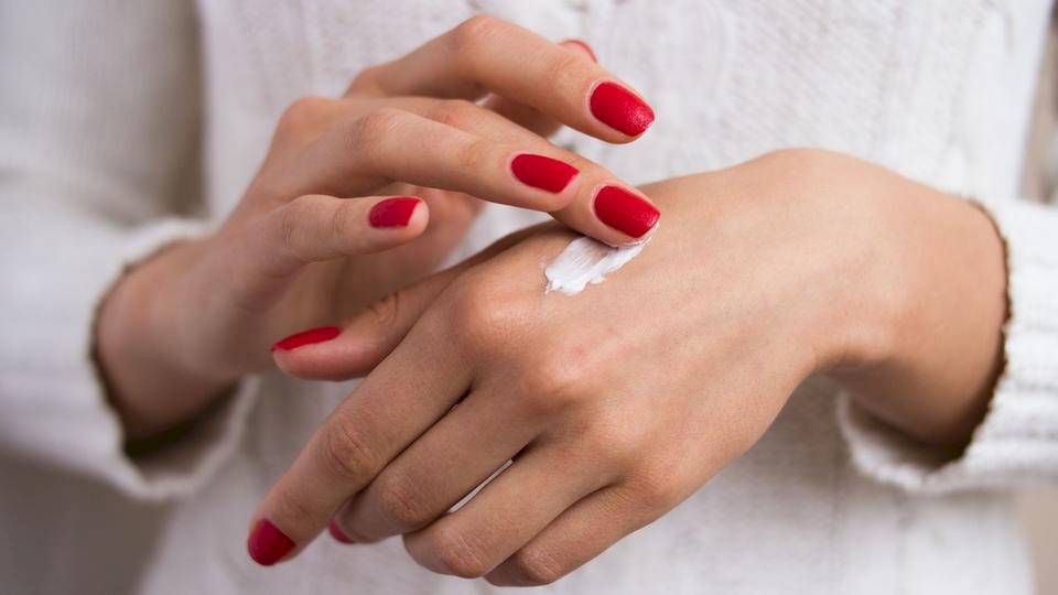 6 وصفات منزليّة سهلة وسريعة ترطّب بشرة اليدين