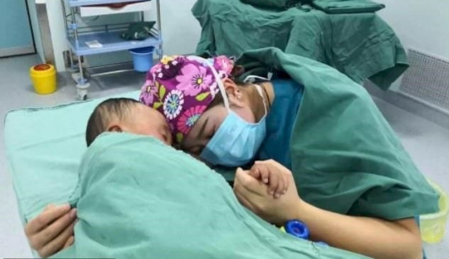 ماذا فعلت الممرضة قبل العملية الجراحية لهذا الصبي؟