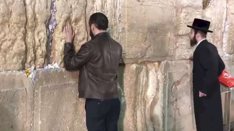 بالفيديو ..الفلسطيني الفائز برئاسة السلفادور يؤدي طقوسا إسرائيلية عند حائط البراق