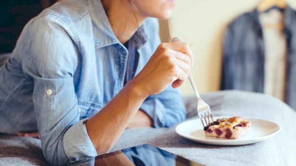 أطعمة العمل المجانية.. سكر وأملاح ودهون