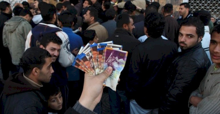 صرف سلفة مالية للموظفين المقطوعة رواتبهم في غزة