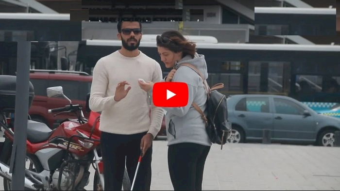 فيديو.. أعمي يطلب من الناس قراءة رساله تقول أن أمه ماتت