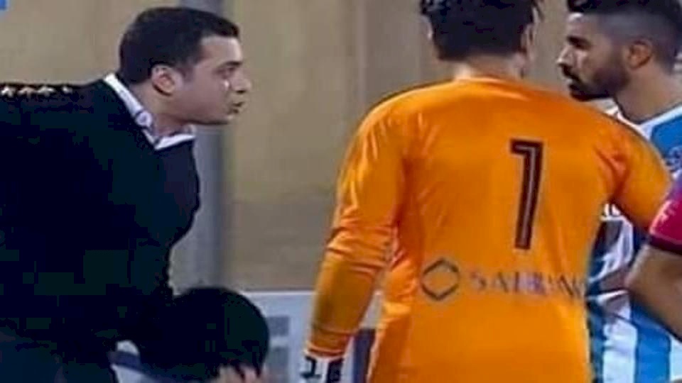 ضابط يقتحم ملعبا خلال مباراة في مصر.. فما السبب؟
