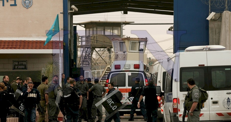 أسير يهاجم سجان إسرائيلي بمياه ساخنة انتقاماً للشهيد بارود