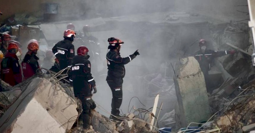 16 قتيلًا بانهيار مبنى في إسطنبول