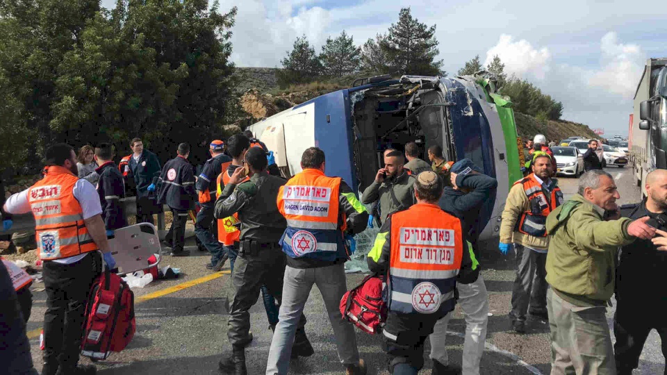 فيديو.. قتيلان و 41 جريحا في انقلاب حافلة للمستوطنين في القدس