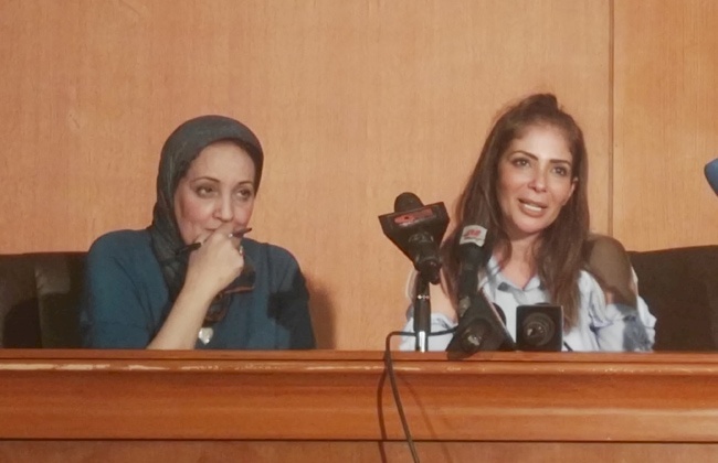 منى زكي تبكي على الهواء وتكشف عن مشكلة واجهتها في الطفولة