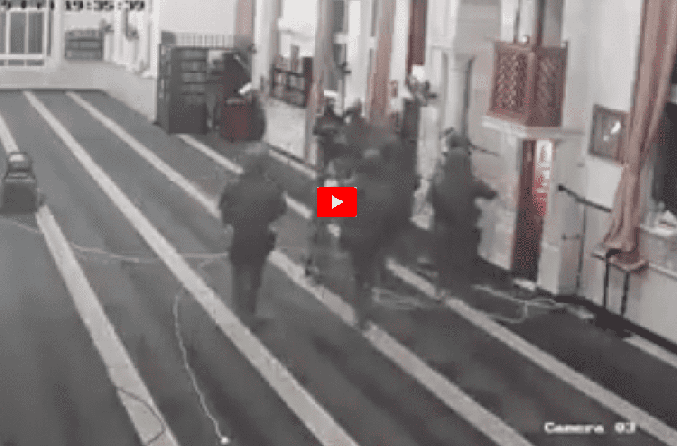 فيديو| لحظة اقتحام قوات الاحتلال مسجداً برام الله