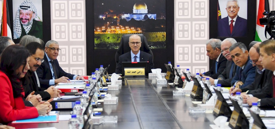 الحكومة تؤكد التزامها بحقوق عائلات الشهداء والأسرى