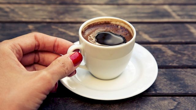 أضرار شرب القهوة الصباحية على الريق
