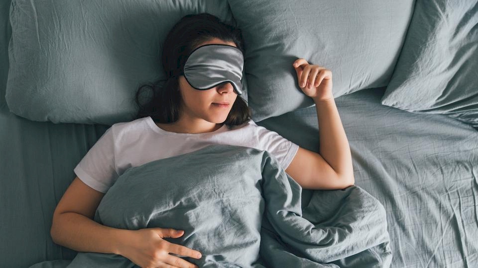 فائدة جديدة للنوم.. يقي من نوبات البرد