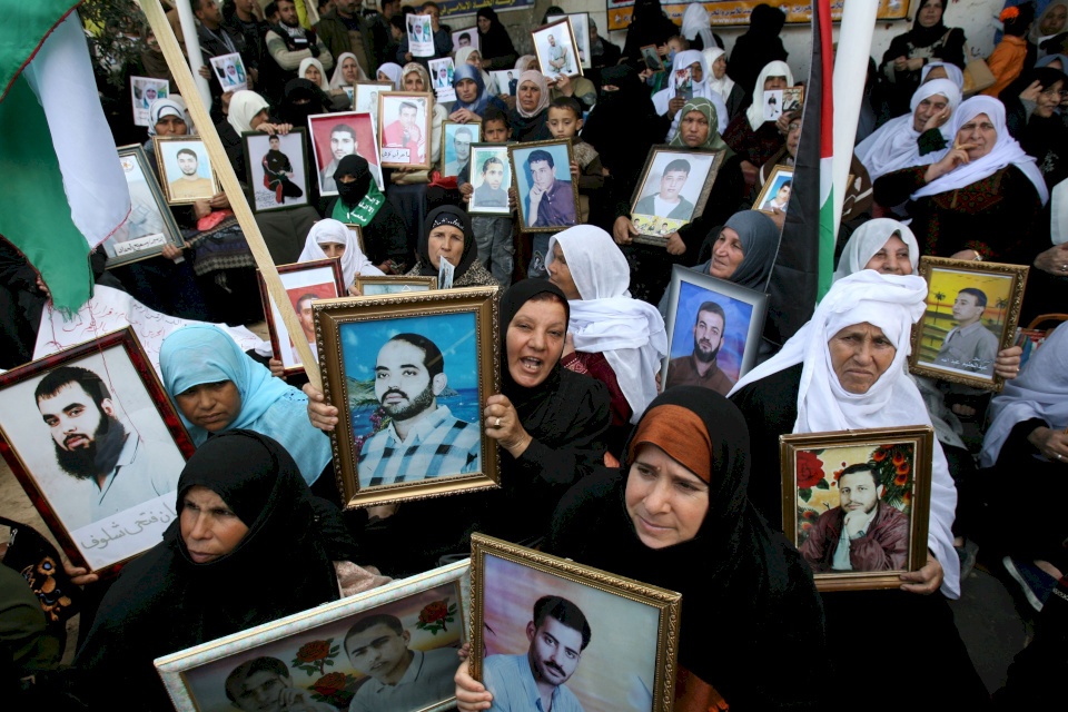 حكومة الاحتلال تصادق اليوم على خصم رواتب الشهداء والاسرى