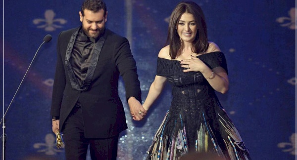 عمرو يوسف يشعل مواقع التواصل الاجتماعي بغزله في زوجته كندة علوش