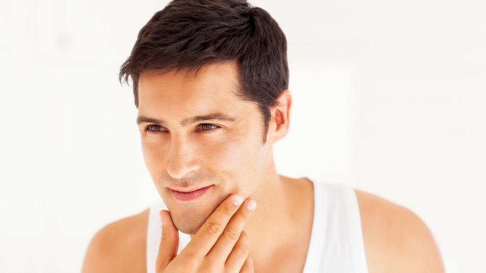 معلومات شائعة وخاطئة عن بشرة الرجل