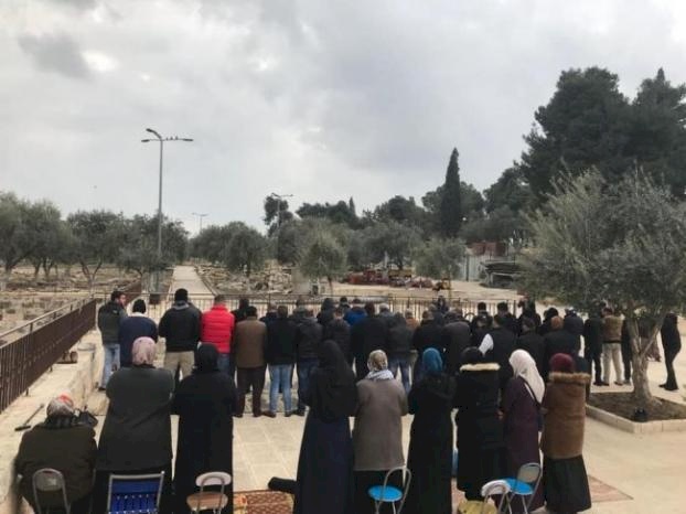 القدس المحتلة: المقدسيون يؤدون صلاة الظهر عند "باب الرحمة"