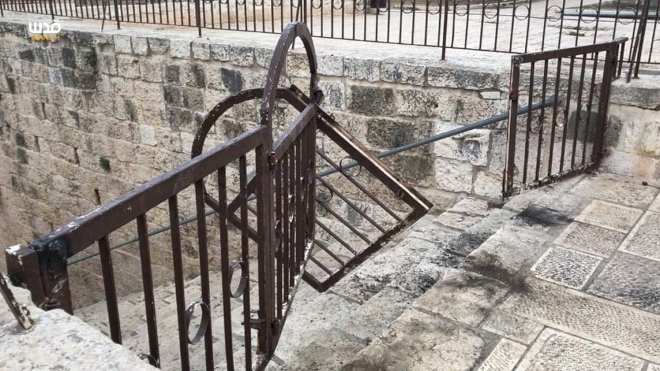 الفلسطينيون يكسرون البوابات الحديدية لباب الرحمة بالأقصى