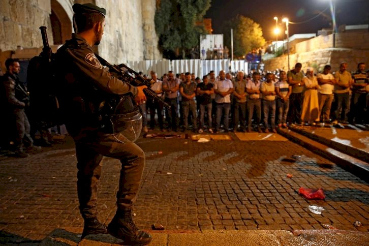 المقدسيون يتحدون الاحتلال ويصلون العشاء بساحة باب الرحمة