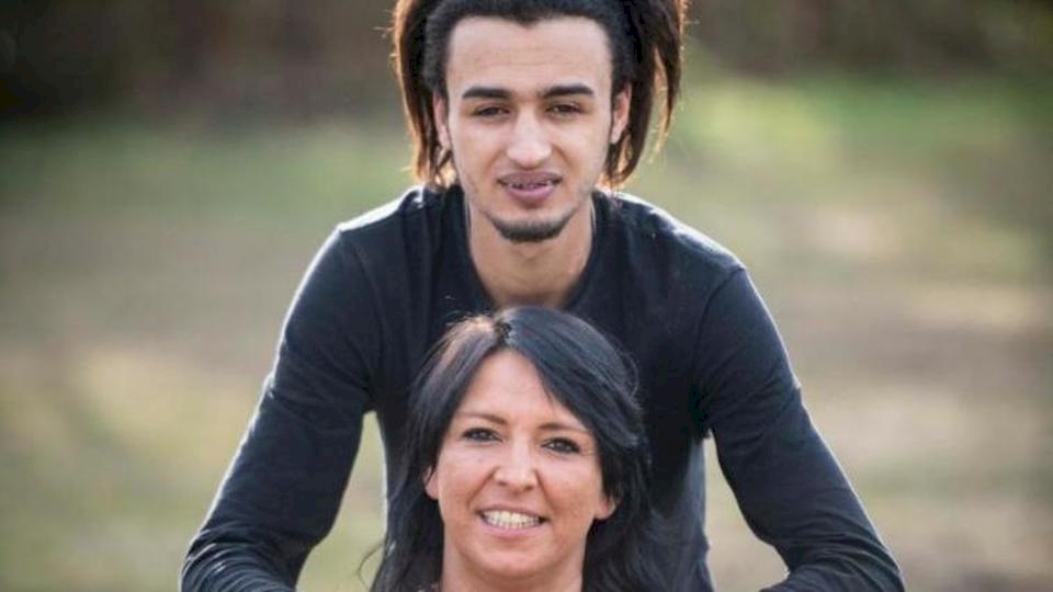 قصة حب تثير الجدل بين ألمانية وتونسي يصغرها بـ21 عاما