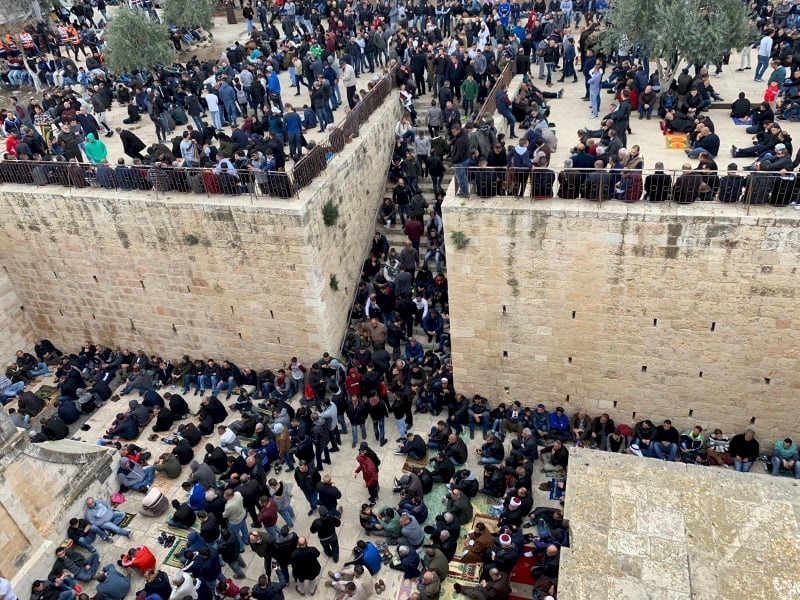 فيديو: المقدسيون ينجحون بفتح باب مصلى الرحمة بعد اغلاقه منذ 2003