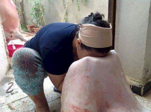 لماذا يمسح الفتيات وجههن في جلد الذبيحة ؟!