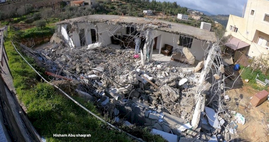الاحتلال يجبر شاباً على هدم مبنى يملكه في الداخل المحتل