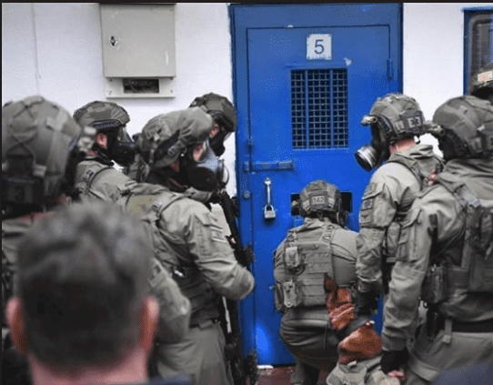 القوات الخاصة تتأهب لقمع  الأسرى في سجن النقب