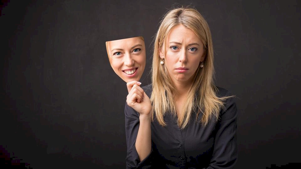 أعراض تشير إلى إصابتك بـ"الاكتئاب المبتسم"!