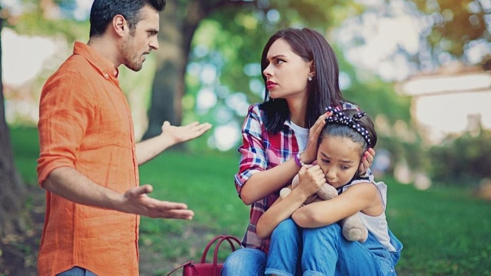 لهذه الأسباب.. نمط حياة الوالدين قد يضر نفسياً بالأطفال