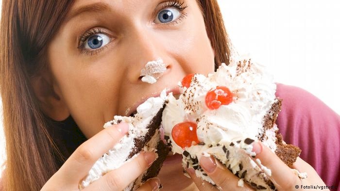 تعرف على مخاطر الأكل السريع