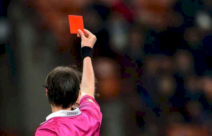 فيديو.. لاعب يتلقى البطاقة الحمراء بعد تكراره لحركة سيميوني